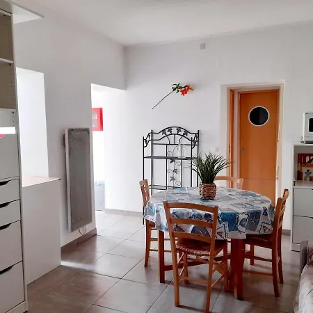 Appartement T2 à Près Du Centre Et De La Avec Parking Et Terrasse - Fr-1-319-465 *