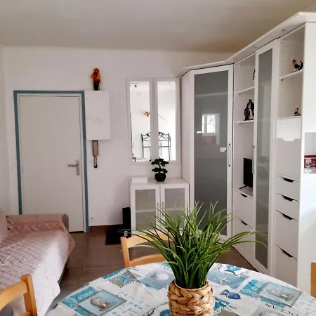 Appartement T2 à Près Du Centre Et De La Avec Parking Et Terrasse - Fr-1-319-465 *